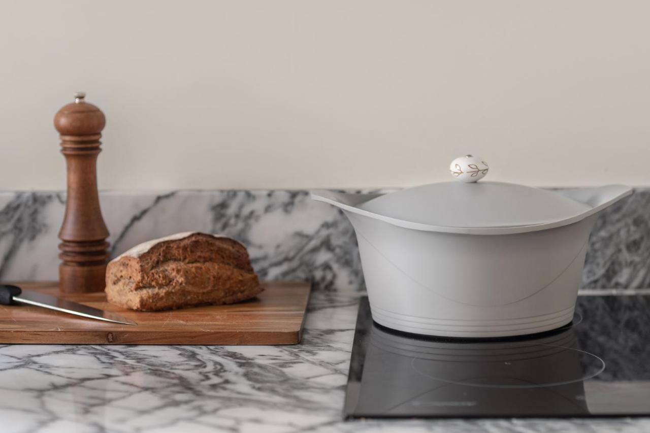 Studio (2 Adults),1013387578:JPEG